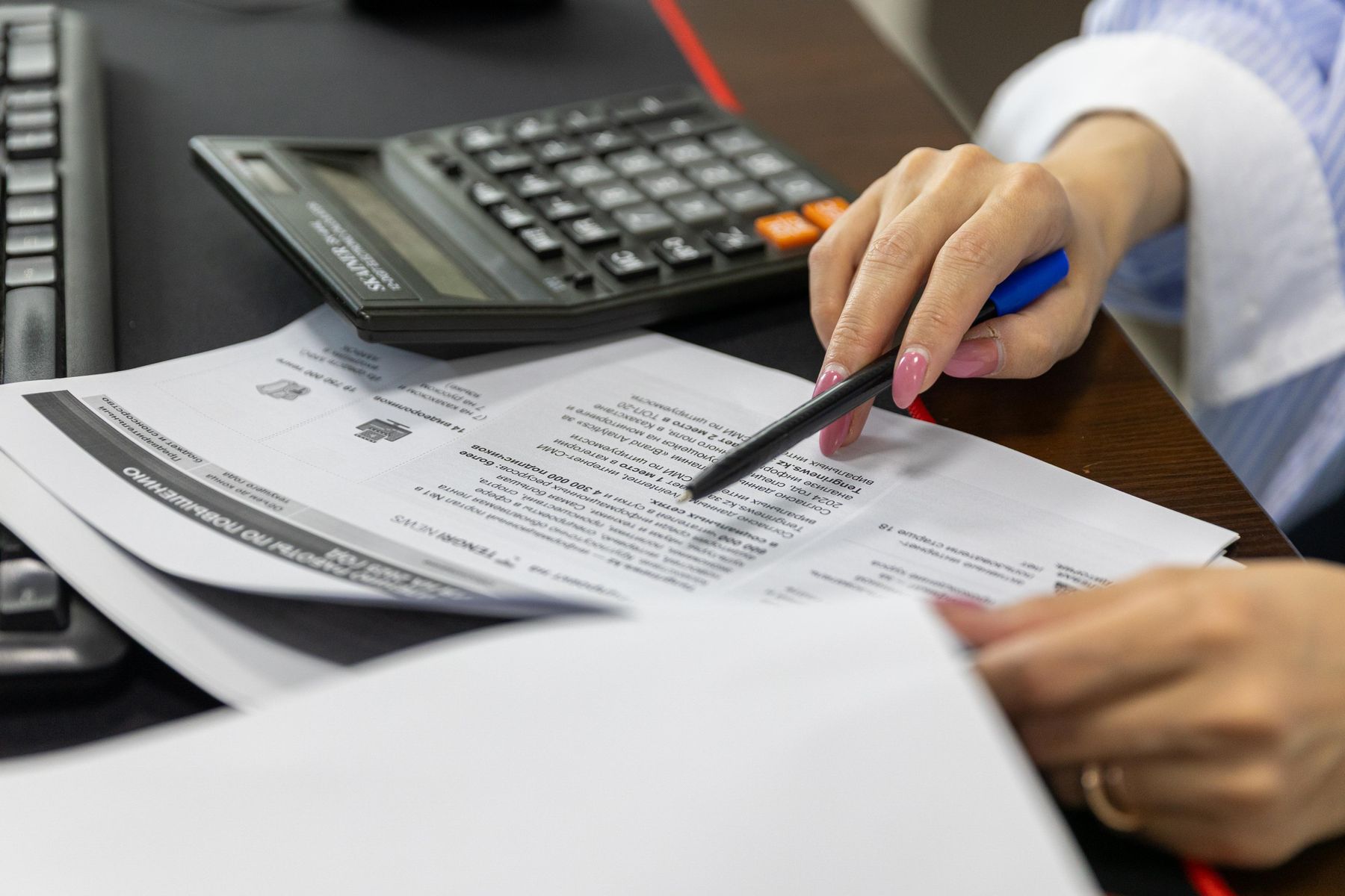 Finanzbuchhaltung: Belege und Taschenrechner auf dem Schreibtisch